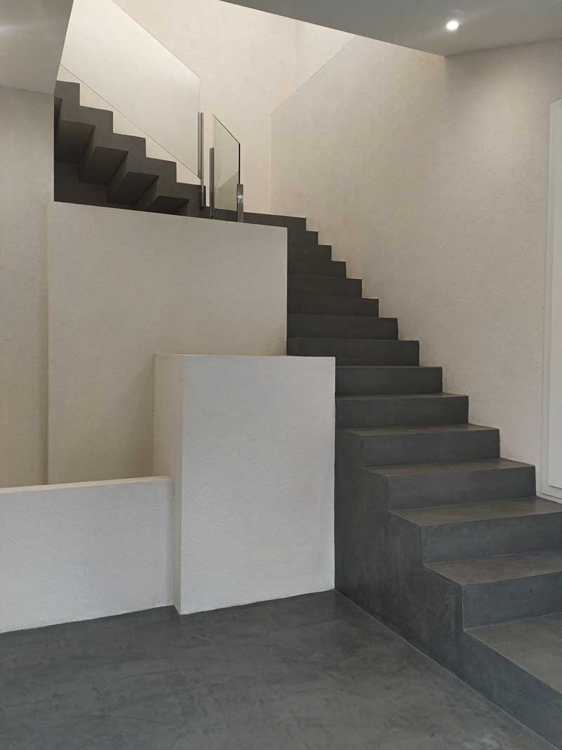 escalier en béton ciré résine gris anthracite