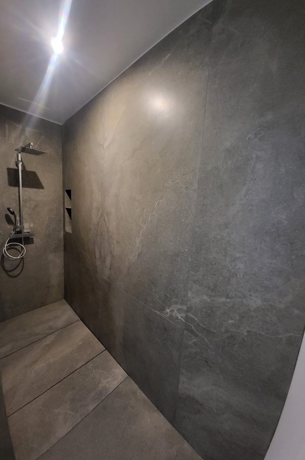 salle de bain carrelage grand format pierre Toscane
